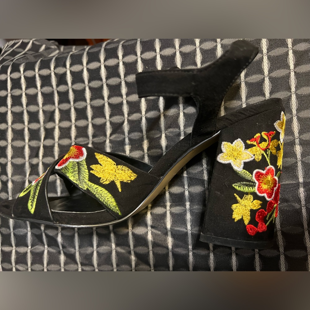 New Look Black Floral Embroidered Boho Block Heels; Sz 9 US; 40 UK - Picture 4 of 6